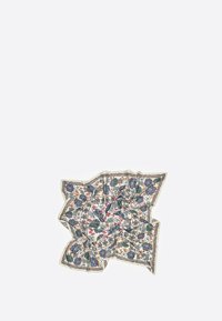Bufanda de tela ligera con un patrón floral. Presenta una mezcla de flores azules, verdes y rojas sobre un fondo crema con bordes ornamentales.