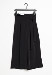 Czarne spodnie z szerokimi nogawkami, wysoki stan, plisowany przód oraz pasujący pasek z materiału. Wykonane z gładkiego, lekkiego materiału.