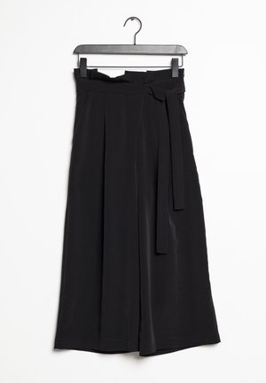 Zwarte rechte pijpen broek met hoge taille, geplooide voorkant en een bijpassende stoffen ceintuur. Gemaakt van een gladde, lichte stof.