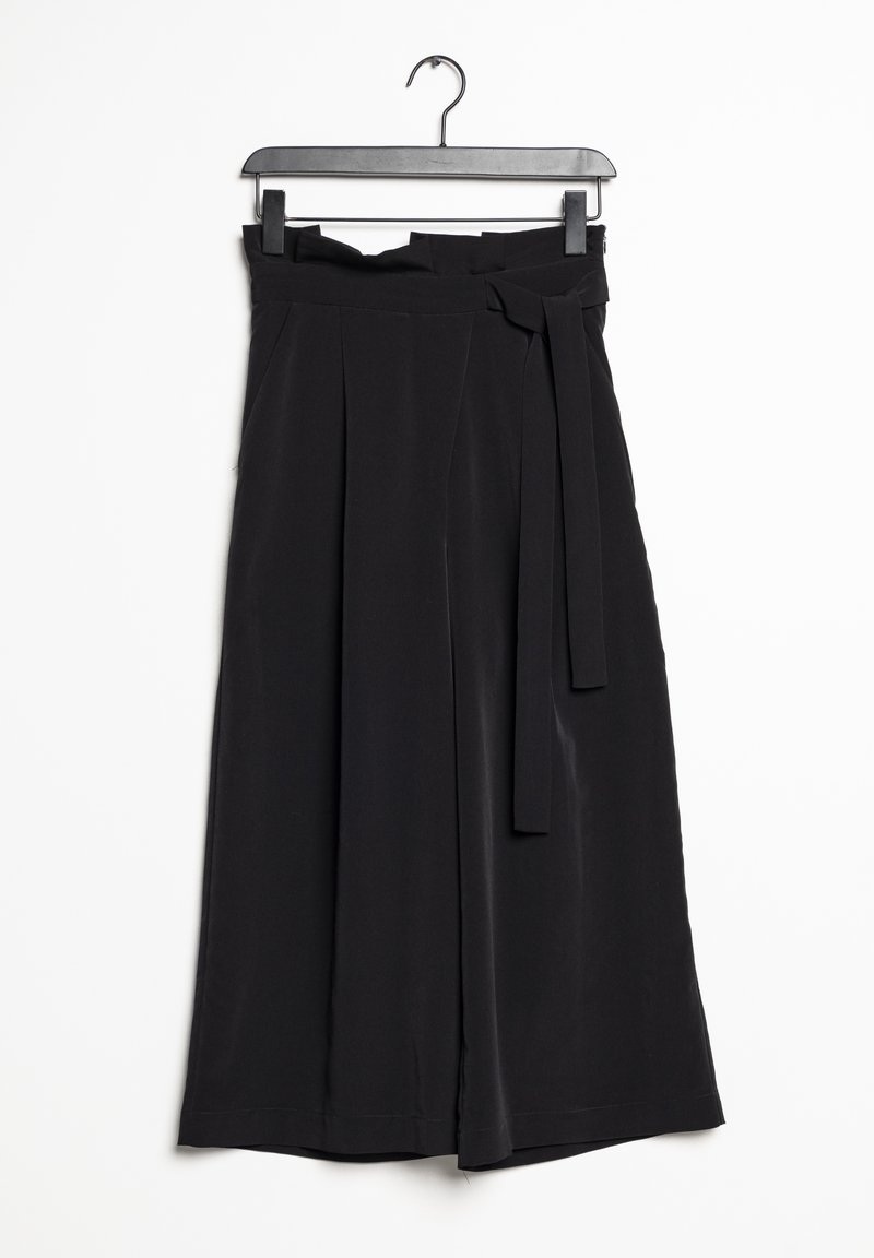 Czarne spodnie z szerokimi nogawkami, wysoki stan, plisowany przód oraz pasujący pasek z materiału. Wykonane z gładkiego, lekkiego materiału.