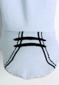 Tessuto azzurro chiaro con trama a coste. Cuciture decorative nere formano due linee parallele all'orlo, accentuando il bordo inferiore.