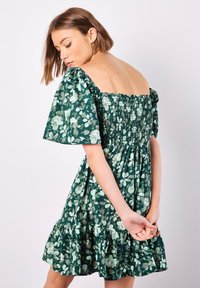Apricot SMOCKED  - Denní šaty - green