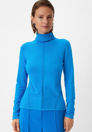 Heller blauer Rollkragenpullover aus weichem Stoff. Figurbetontes Design mit vertikalen Nähten und langen Ärmeln. Glatte Textur mit einem gerippten Kragen.