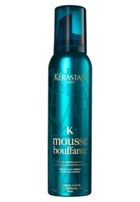 Kérastase Mousse in einem eleganten, metallisch-türkisfarbenen Behälter mit goldener Schrift, ausgestattet mit einem Pumpen-Spender, 150 ml, verspricht starken Halt.