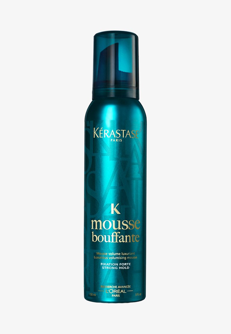 Mousse Kérastase in un elegante contenitore metallico turchese con testo dorato, dotato di erogatore a pompa, 150 ml, promette una tenuta forte.