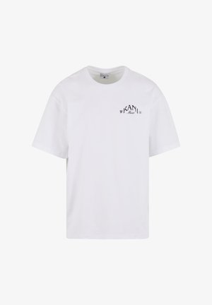 Balta medvilnė marškinėliai su apvalia iškirpte, trumpomis rankovėmis ir mažuoju juodu spaudiniu, užrašu "KANI Music" kairiajame krūtinės plote.