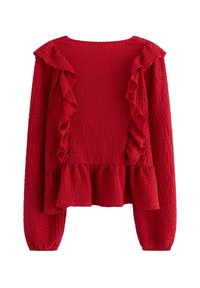Röd texturerad långärmad blus med rund halsringning, som har volangdetaljer längs framsidan och nederkanten för en lagerliknande look.