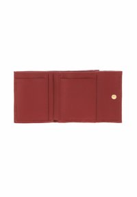 Portefeuille en cuir rouge avec trois compartiments et une fermeture à bouton-pression dorée. Texture lisse avec des accents de couture. Forme rectangulaire compacte.