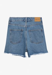 Ljusblå denimshorts med fransad nederkant, featuring en läderetikett på midjan och två bakfickor.