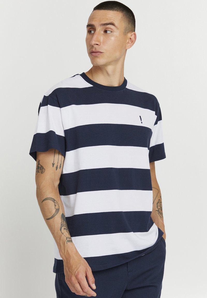 Mørkeblå og hvid stribet T-shirt i bomulds materiale; rund halsudskæring; korte ærmer; har et lille accentgrafik på brystet.