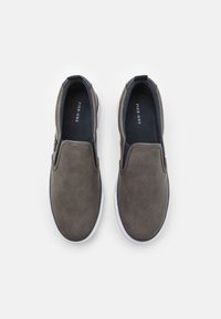 Graue Leder-Schlüpfschuhe mit abgerundeter Spitze, elastischen seitlichen Akzenten und einer weißen Gummisohle. Das Innenfutter besteht aus dunklem Stoff.