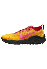 Scarpa da corsa Nike con tomaia in mesh giallo, dettagli rossi, logo rosa e suola nera robusta progettata per la trazione. Presenta un colletto slip-on.