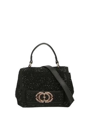 Borsa nera con tessuto testurizzato, grande chiusura centrale con accenti metallici e doppie opzioni di trasporto: una maniglia e una tracolla.