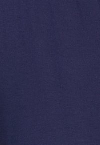 Marineblauwe stof met een gladde, egale textuur, met een matte afwerking en een lichte rek, geschikt voor casual of dagelijks gebruik.