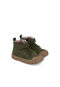 Zapatos de caña alta de tela acanalada verde con suela de goma, cierre con cordones y correa, y forro de forro polar. Presenta un pequeño bucle en la parte trasera.