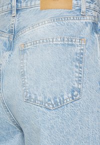 Vero Moda Tall VMREBECCA  WIDE - Calças de ganga de corte relaxado - light blue