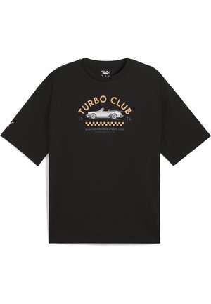 Czarna koszulka z krótkim rękawem, z graficznym nadrukiem sportowego samochodu kabriolet, tekstem "TURBO CLUB" oraz szachownicowym wzorem poniżej projektu.