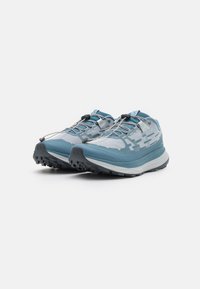 Scarpe da trail running leggere con tomaia in mesh, schema di colori blu e grigio, sistema di allacciatura rapida e suola in gomma testurizzata per una migliore aderenza.