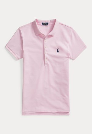 Világos rózsaszín rövid ujjú galléros póló, négy gombbal és a bal mellrészen tengerészkék hímzett póló játékos logóval.