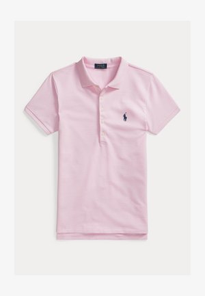 Gaiši rozā īsroku krekls polo stilā ar apkakli, četriem pogām un tumši zilas izšūtas polo spēlētāja logotipu kreisajā krūtīs.