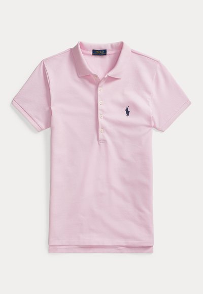 Lichtroze polo met korte mouwen, kraag, vier knopen en een marineblauw geborduurd polospelerlogo op de linkerborst.