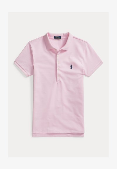 Lichtroze polo met korte mouwen, kraag, vier knopen en een marineblauw geborduurd polospelerlogo op de linkerborst.