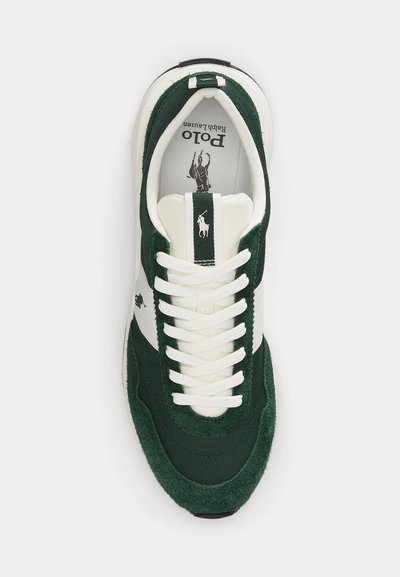 Πράσινο και άσπρο αθλητικό παπούτσι με λευκά κορδόνια, λογότυπο Polo Ralph Lauren στη γλώσσα και την εσωτερική σόλα, φωτογραφημένο από πάνω σε λευκό φόντο.