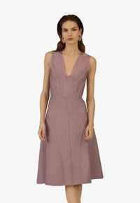 Ärmelloses V-Ausschnitt-Kleid in sanftem Lavendel, mit taillierter Oberweite und schwingendem Rock, der vertikale Steppnähte und eine strukturierte Textur aufweist.
