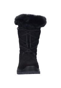 Svart vinterkänga med fuskpälskrage, överdel av mocka och snörning framtill. Strukturerad yta och slitstark gummisula.