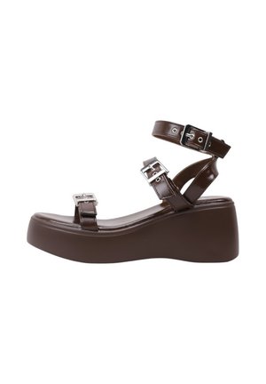 Sandale à plateforme marron avec trois brides ajustables munies de boucles argentées et une semelle épaisse, vue de profil.