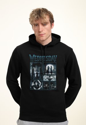 Felpa nera con cappuccio caratterizzata da una stampa grafica di più immagini. La parola "MERCOLEDÌ" è in blu sopra sei scene in bianco e nero.