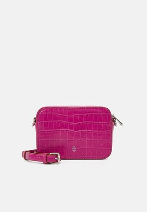 Petit sac bandoulière rectangulaire en cuir synthétique effet crocodile rose vif avec boucle argentée et bandoulière amovible sur fond blanc.