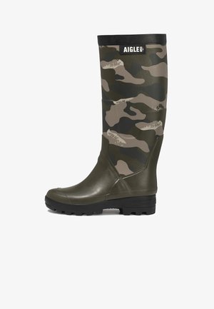 Stivale alto in gomma verde con parte superiore camouflage, suola nera e logo AIGLE vicino alla parte superiore.
