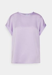 Haut violet lavande à manches courtes avec un col rond, en tissu lisse, doté de manches retroussées et d'une coupe ample.