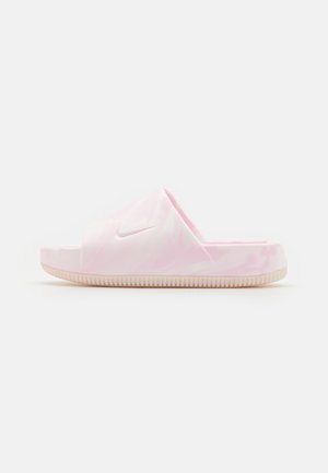 Lyserød Nike slip-on sandal med polstret sål og marmoreret mønster, set fra siden på hvid baggrund.