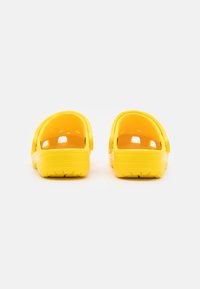 Crocs CLASSIC - Clogs - lemon