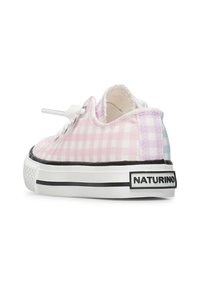 Lace-up sneakers in roze en witte ruitstof met een rubberen zool, voorzien van een zwarte streep en het "NATURINO" logo op de hiel.