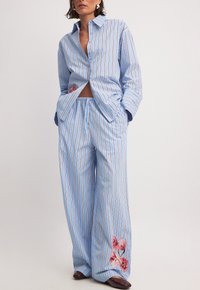 NA-KD Tygbyxor - blue stripe