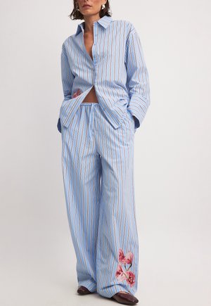 NA-KD Pantalon classique - blue stripe