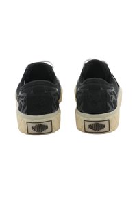 Czarne płócienne trampki z białymi gumowymi podeszwami, z fakturowanym wzorem i brandingiem na pięcie. Prosty design z pętelkami.