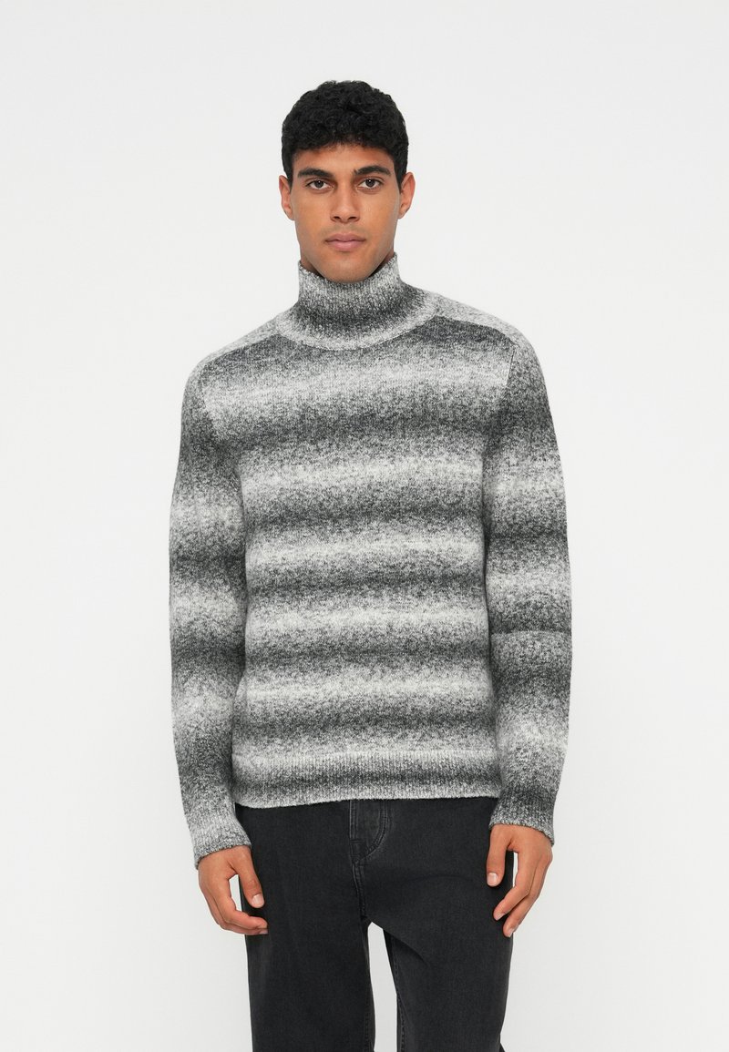 Szary sweter z golfem w paski, charakteryzujący się miękką teksturą, dopasowanym krojem oraz ściągaczami. Odcienie przechodzą od ciemnoszarego do jasnoszarego.