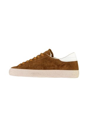 Sneaker in suede marrone con linguetta del tallone bianca e suola in gomma beige, mostrata di lato su sfondo bianco.