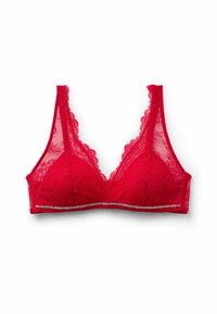 Bralette de encaje rojo con escote pronunciado, paneles laterales transparentes, bordes festoneados y un ribete con pedrería en la parte inferior para mayor detalle.