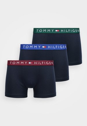 Tres bóxers azul marino con cinturillas elásticas en verde, azul y burdeos, cada uno con el texto y el logo de "Tommy Hilfiger".