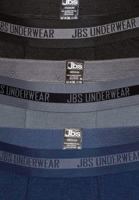 Quattro paia di mutande da uomo in nero, grigio e blu scuro. Ognuno ha un elastico in vita con marchio e etichette contenenti la composizione del tessuto.