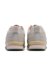 Sneaker grigie chiare con accenti rosa, upper in suede e mesh, collarino imbottito, branding minimale e suola in gomma testurizzata con trazione.