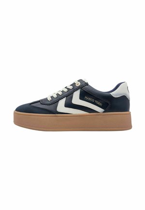 Lav platform navy blå sneaker med hvide chevron detaljer, hvide snørebånd og en lysebrun sål, mærket Marco Tozzi.