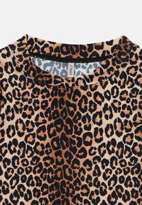Top s leopardím vzorom s okrúhlym výstrihom, vyrobený z mäkkého materiálu v hnedých, čiernych a krémových farbách, zdôrazňujúci rôznorodý zvierací vzor.