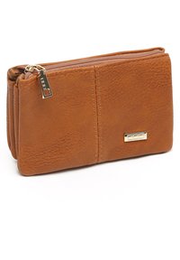 Portafoglio in pelle marrone, forma rettangolare, superficie testurizzata, chiusura con zip, dettagli in oro, e accenti di cucitura visibili.