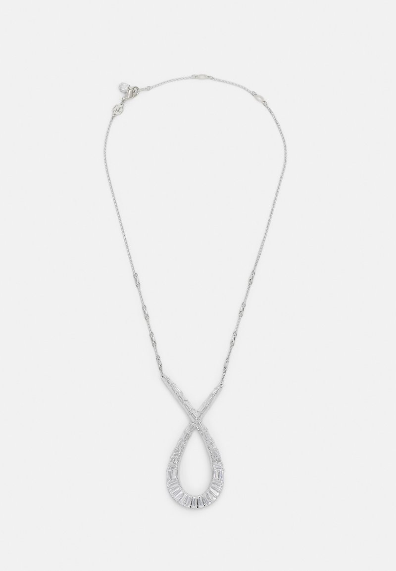 Silberne Halskette mit einem länglichen, geschlungenen Anhänger, der ein strukturiertes Design und rechteckige Akzente aufweist, und der an einer zarten Kette hängt.